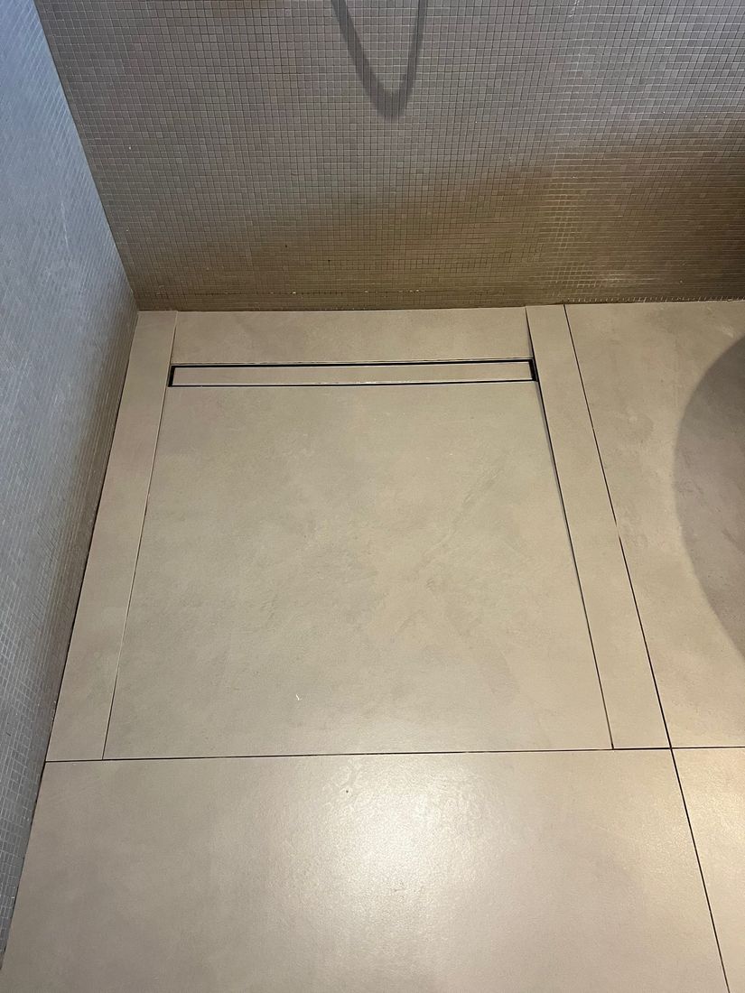 Doccia a filo pavimento in lastre di grande formato