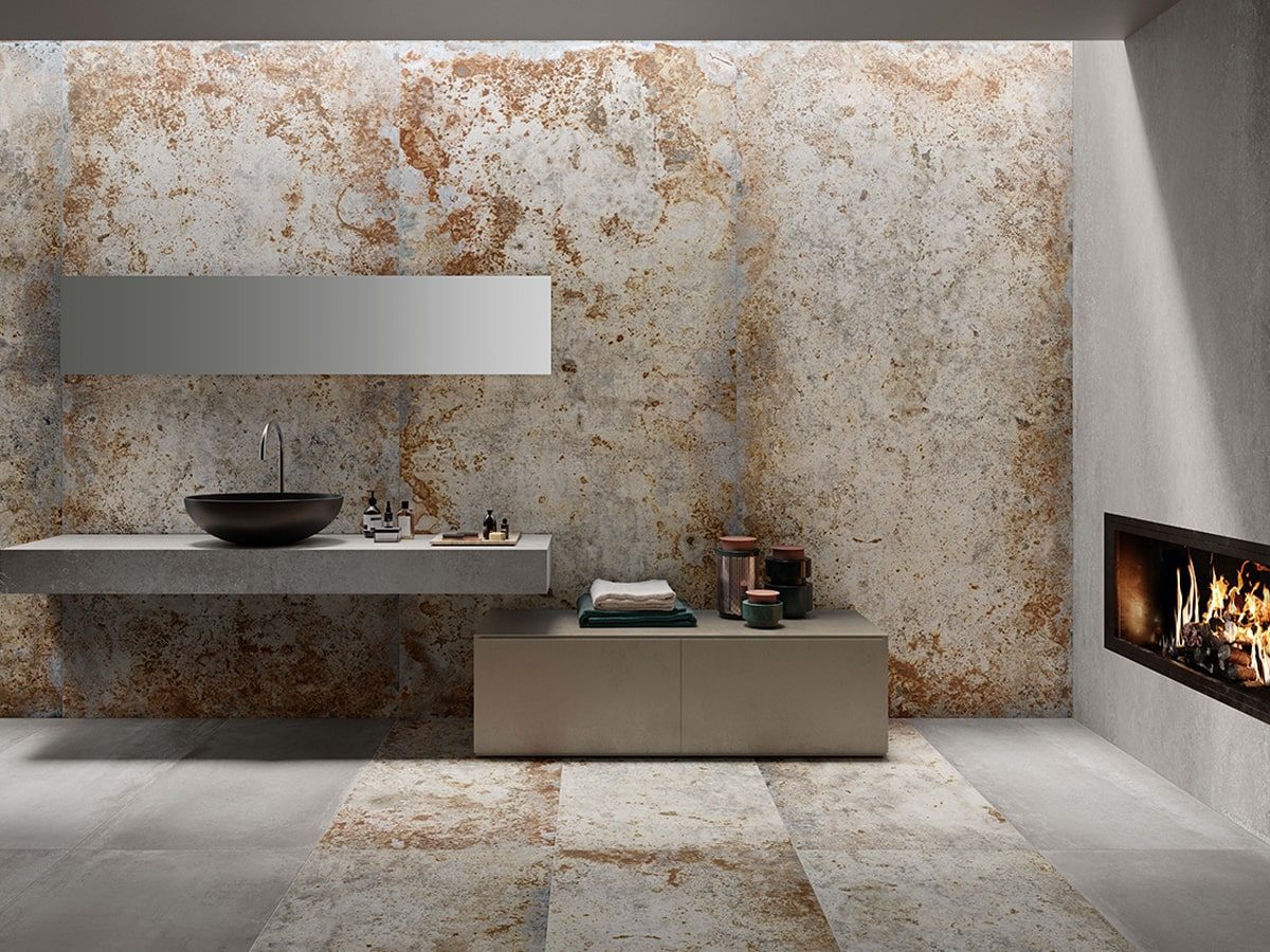Bagno con parete in lastra unica effetto pietra